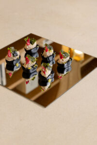 Black bun with tuna & gold - Image 3