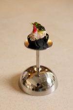 Black bun with tuna & gold - Image 2