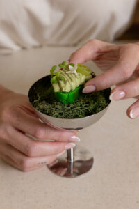 Green bun with hummus & tomato - Image 3